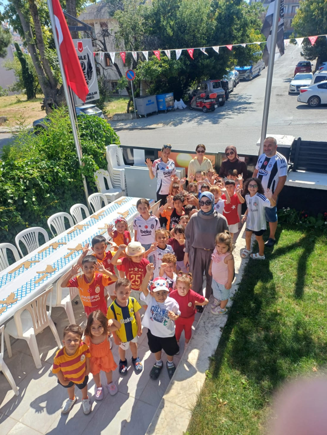 Dernek bahçesinde uzun masa ve çocuklar